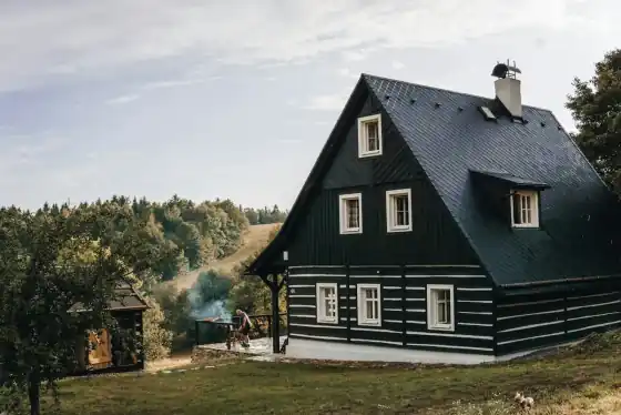 Roubenka na kraji lesa