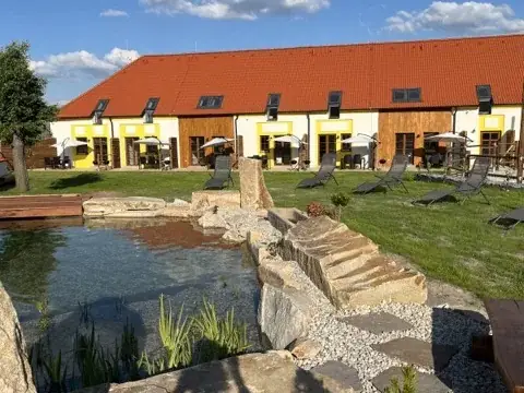Apartmány s koupacím jezírkem v ZOO Apartmány Lhota